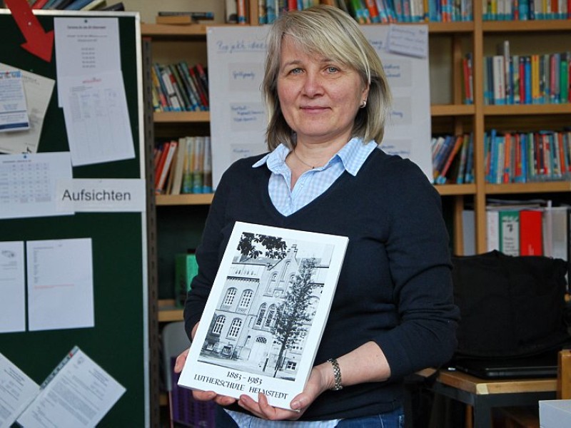 Ruth Padel (Lehrerin) mit der Original-Ausgabe